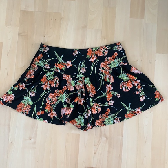Band Of Gypsies Floral Print Shorts - Picture 3 of 9